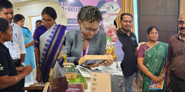 Visitors exploring MinuteSoups Herbal Dip Soup at a food exhibition, examining the packaging, interacting with the team and discovering the unique tea-style brewing method using a 100% food-grade cotton dip bag