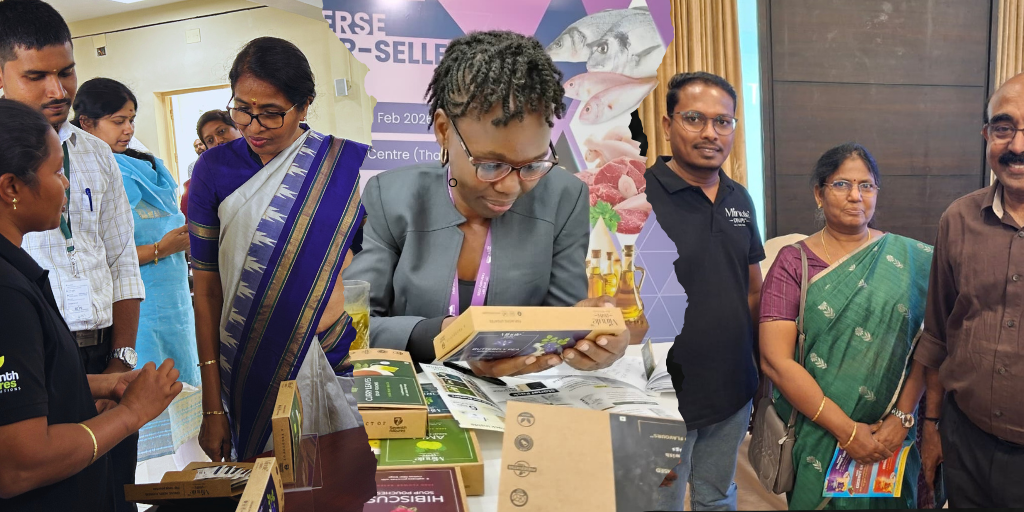 Visitors exploring MinuteSoups Herbal Dip Soup at a food exhibition, examining the packaging, interacting with the team and discovering the unique tea-style brewing method using a 100% food-grade cotton dip bag